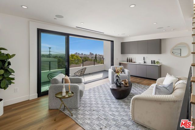 2001 W Bellevue Avenue, Los Angeles, CA 90026