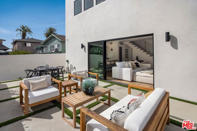 2001 W Bellevue Avenue, Los Angeles, CA 90026