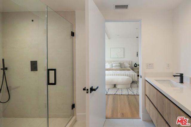 2001 W Bellevue Avenue, Los Angeles, CA 90026