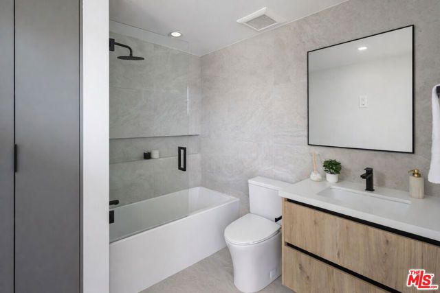 2001 W Bellevue Avenue, Los Angeles, CA 90026