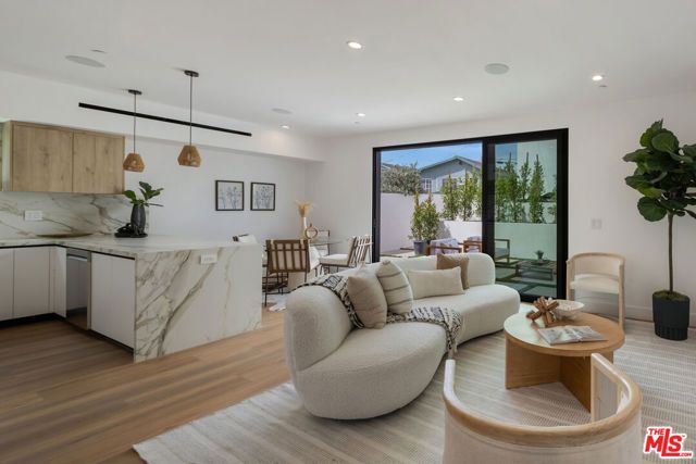 2001 W Bellevue Avenue, Los Angeles, CA 90026