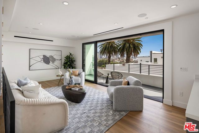 2001 W Bellevue Avenue, Los Angeles, CA 90026