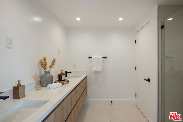 2001 W Bellevue Avenue, Los Angeles, CA 90026