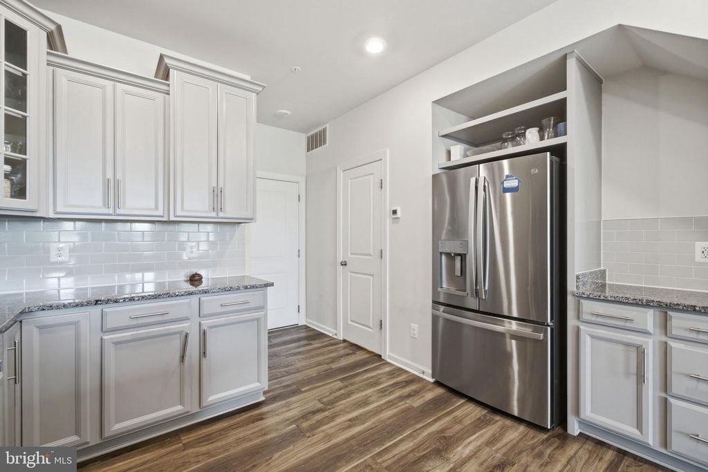 Image 9 of property listing at 4922 MACDONOUGH PL, Frederick, MD 21703