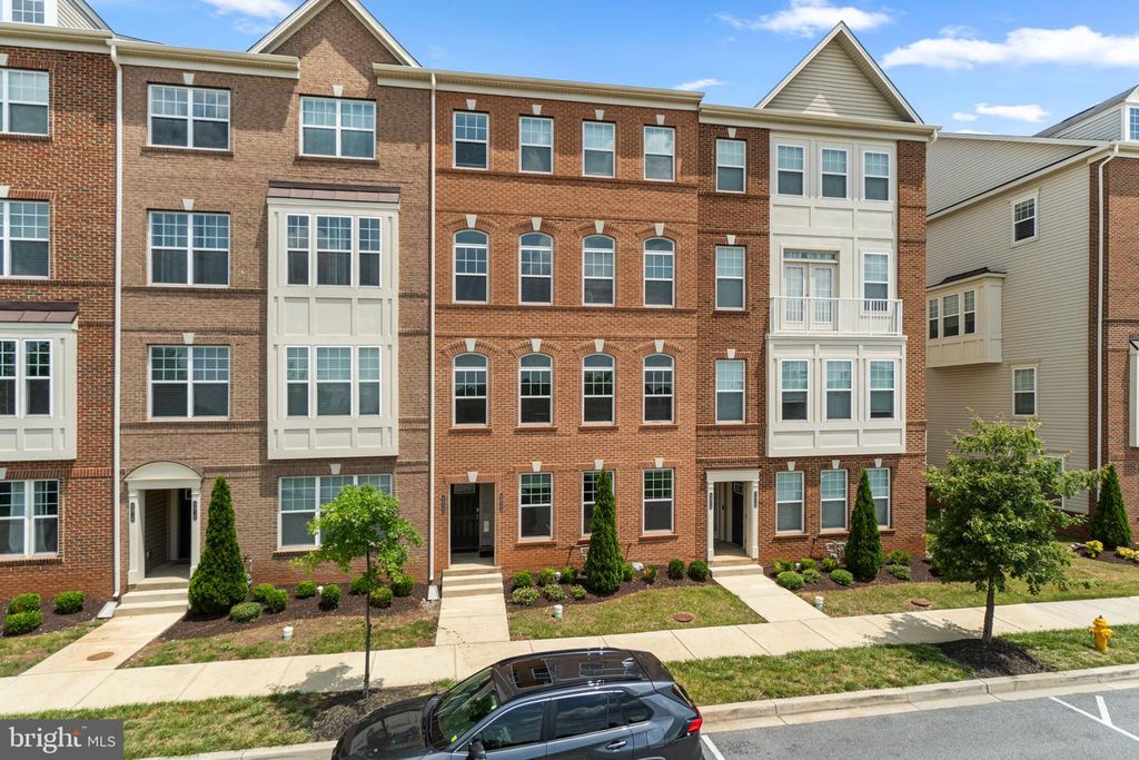 Image 2 of property listing at 4922 MACDONOUGH PL, Frederick, MD 21703