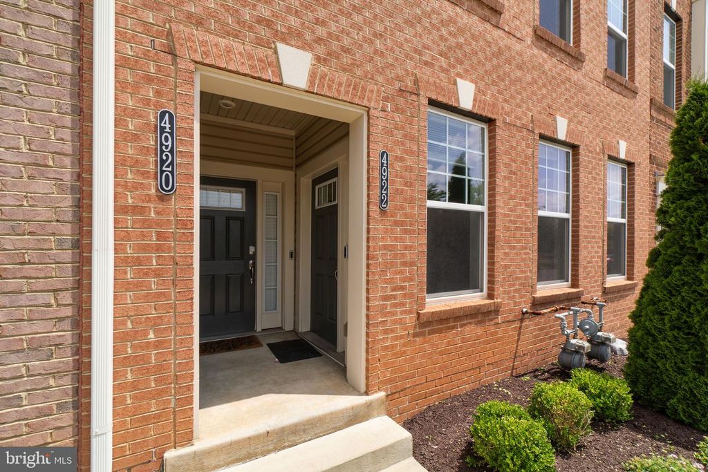 Image 4 of property listing at 4922 MACDONOUGH PL, Frederick, MD 21703