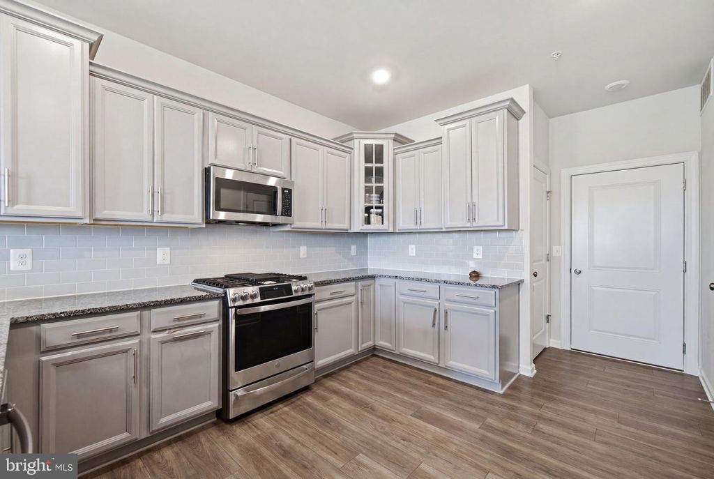 Image 8 of property listing at 4922 MACDONOUGH PL, Frederick, MD 21703