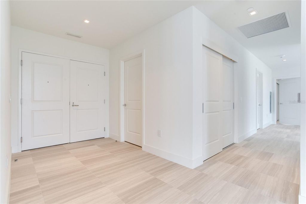 Image 3 of property listing at 3015 S YSABELLA AVENUE 2401, Tampa, FL 33629