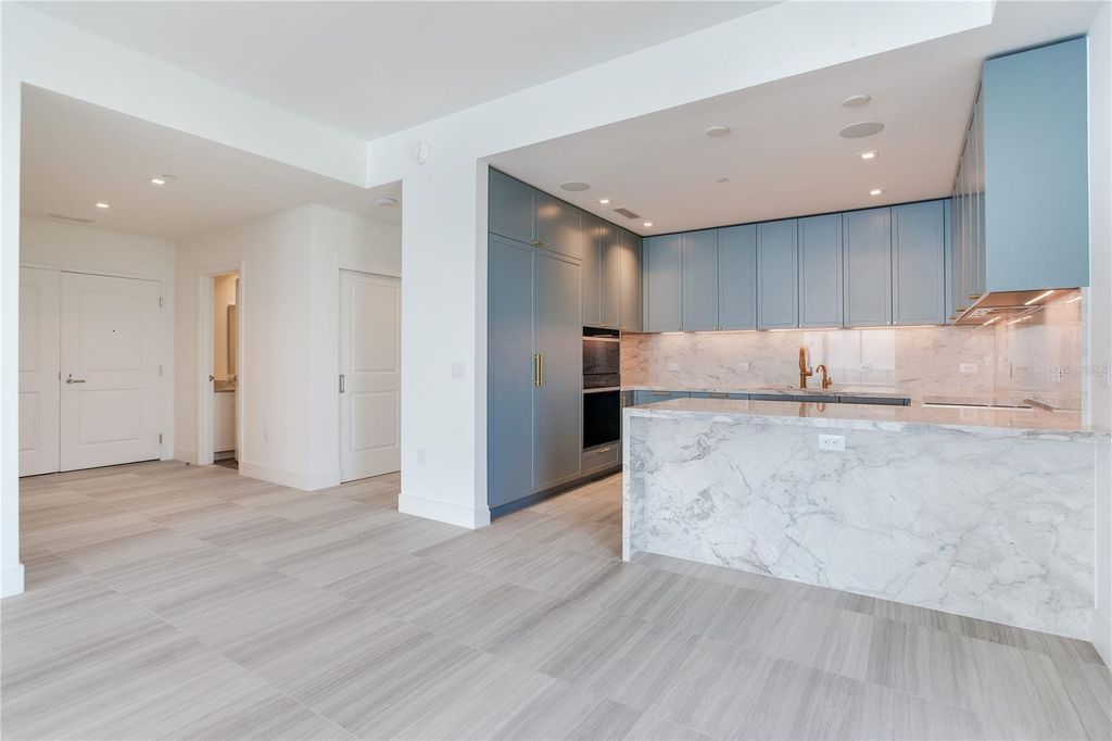 Image 9 of property listing at 3015 S YSABELLA AVENUE 2401, Tampa, FL 33629