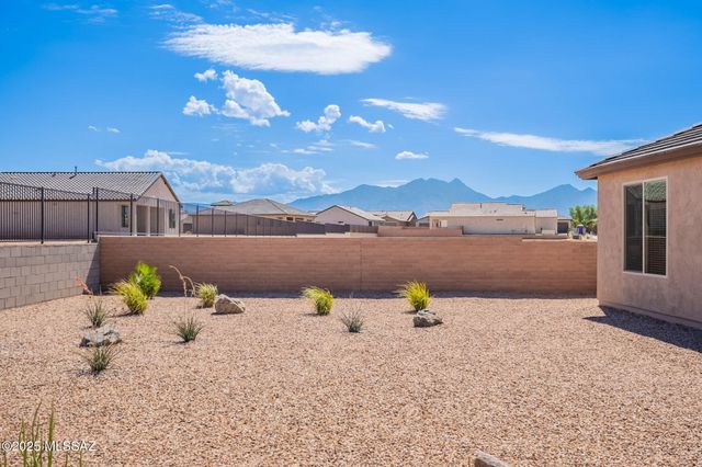 1820 N Banneker Lane, Green Valley, AZ 85614