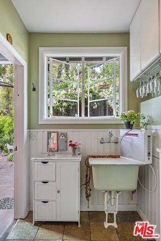 2882 Belden Drive, Los Angeles, CA 90068