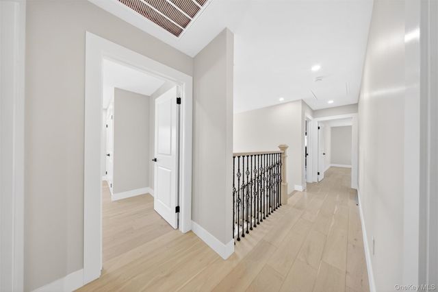 2 Lee Place, Old Bethpage, NY 11804