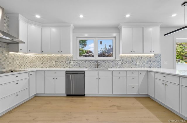 2 Lee Place, Old Bethpage, NY 11804