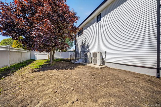 2 Lee Place, Old Bethpage, NY 11804