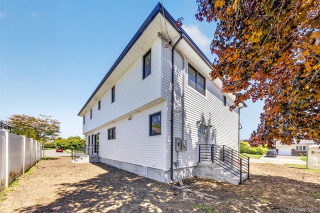 2 Lee Place, Old Bethpage, NY 11804