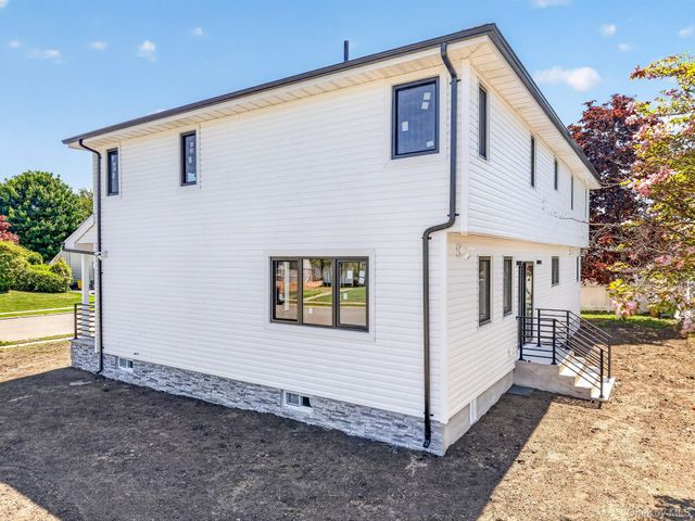 2 Lee Place, Old Bethpage, NY 11804