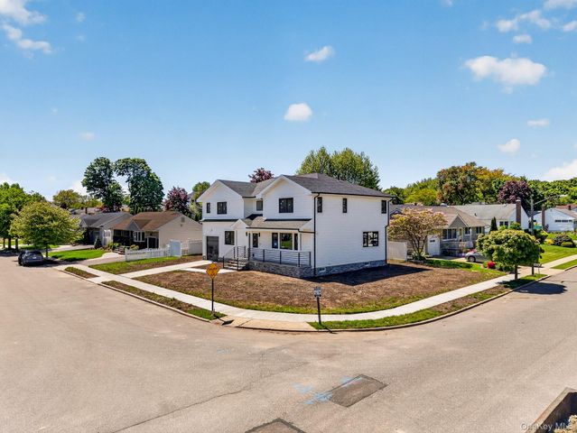 2 Lee Place, Old Bethpage, NY 11804
