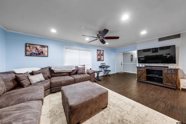 207 Lakeshore Dr., Palestine, TX 75801