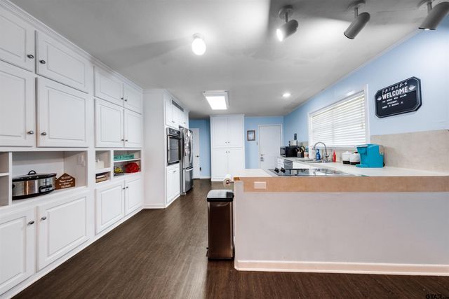 207 Lakeshore Dr., Palestine, TX 75801