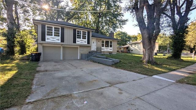 9320 OAKLAND Avenue, Kansas City, MO 64138