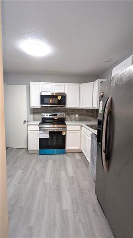 9320 OAKLAND Avenue, Kansas City, MO 64138