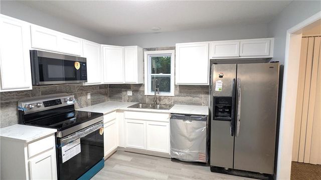 9320 OAKLAND Avenue, Kansas City, MO 64138
