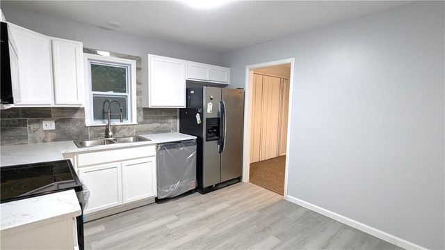 9320 OAKLAND Avenue, Kansas City, MO 64138