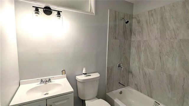 9320 OAKLAND Avenue, Kansas City, MO 64138