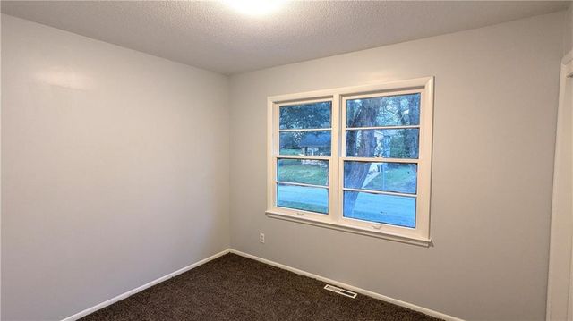 9320 OAKLAND Avenue, Kansas City, MO 64138