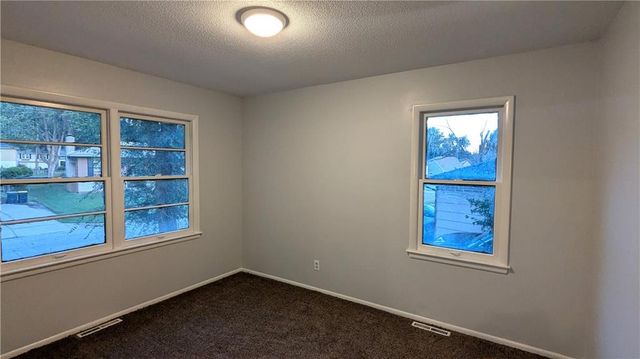 9320 OAKLAND Avenue, Kansas City, MO 64138