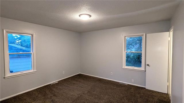 9320 OAKLAND Avenue, Kansas City, MO 64138