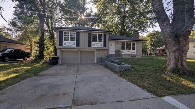 9320 OAKLAND Avenue, Kansas City, MO 64138