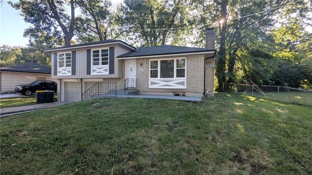 9320 OAKLAND Avenue, Kansas City, MO 64138