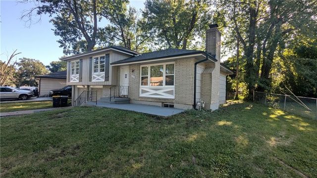 9320 OAKLAND Avenue, Kansas City, MO 64138