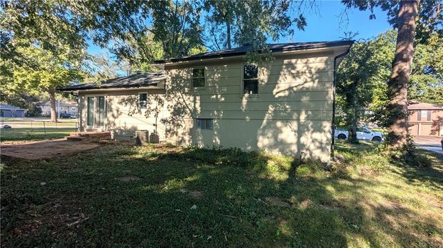 9320 OAKLAND Avenue, Kansas City, MO 64138