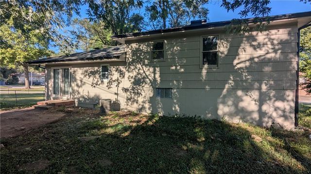 9320 OAKLAND Avenue, Kansas City, MO 64138
