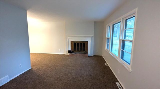 9320 OAKLAND Avenue, Kansas City, MO 64138