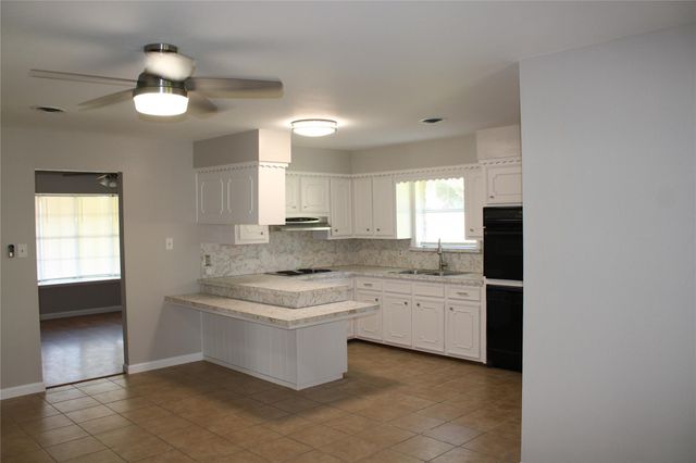 121 Mary Lane, Bacliff, TX 77518