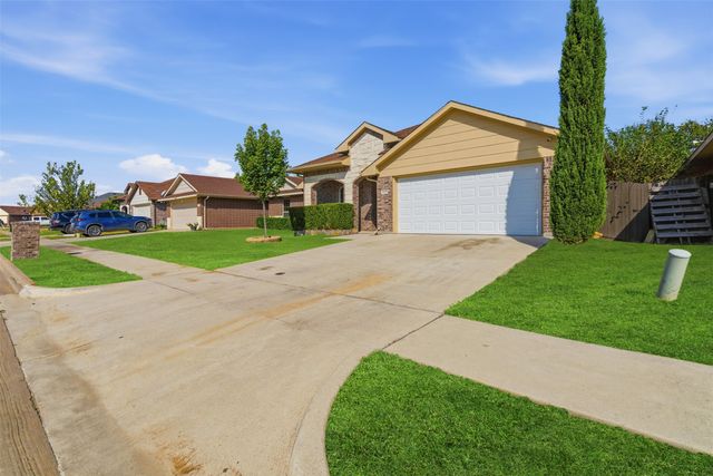 3137 Royal Crest Drive, Fort Worth, TX 76140