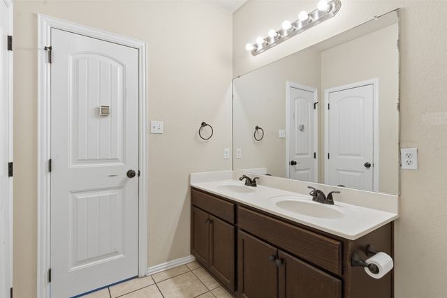 3137 Royal Crest Drive, Fort Worth, TX 76140