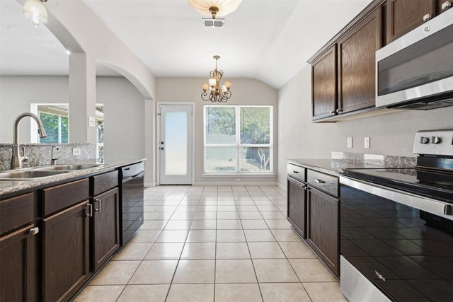 3137 Royal Crest Drive, Fort Worth, TX 76140