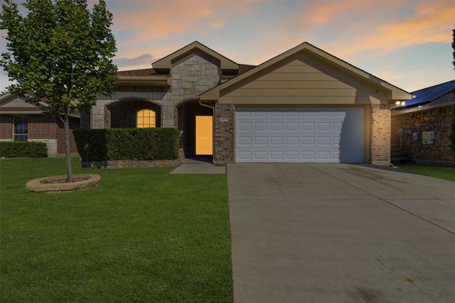 3137 Royal Crest Drive, Fort Worth, TX 76140