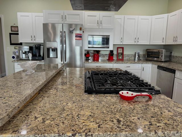 11921 Lakeshore Dr, Clearlake, CA 95422