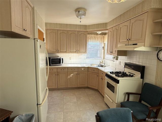 1843 Robindale Avenue, Dearborn, MI 48128