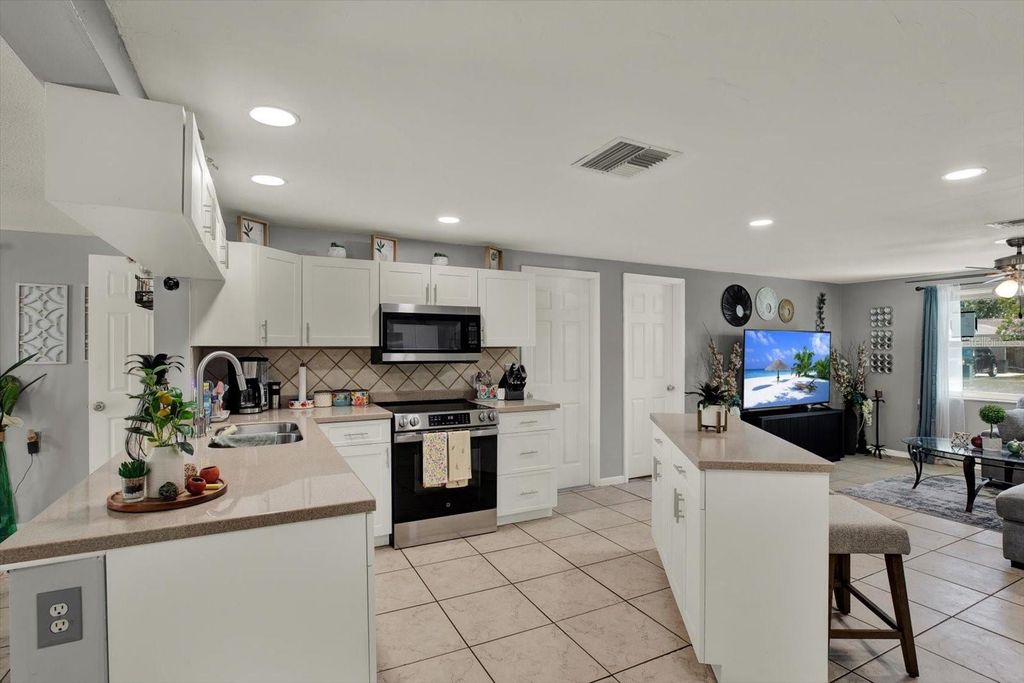 Image 4 of property listing at 5609 QUIST DRIVE, Port Richey, FL 34668