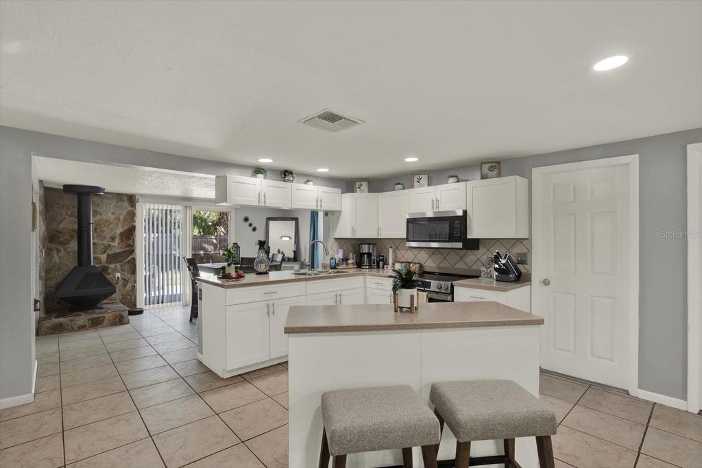 Image 5 of property listing at 5609 QUIST DRIVE, Port Richey, FL 34668