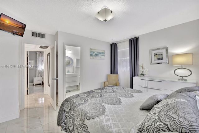 4705 NW 35th Street 501, Lauderdale Lakes, FL 33319