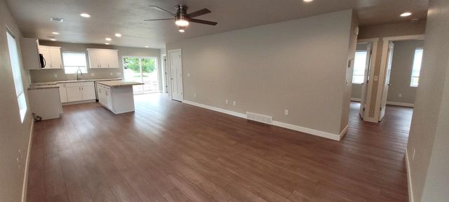 312 E BEACON AVENUE, New London, WI 54961