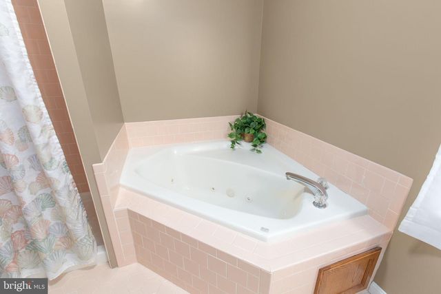 19 CANNON KNOLLS DR, Fredericksburg, VA 22406