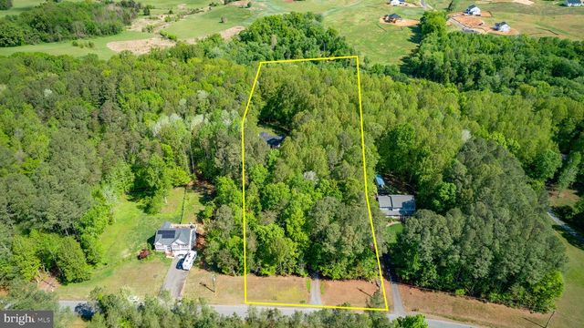 19 CANNON KNOLLS DR, Fredericksburg, VA 22406